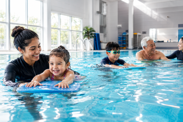 Group swimming lessons in a pool for different age groups in Mississauga and the
